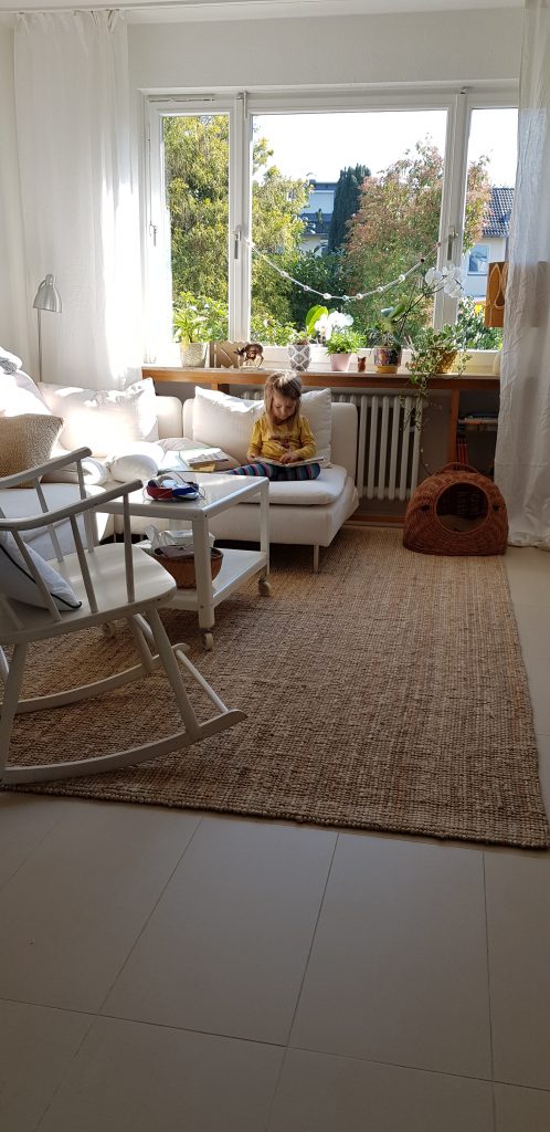 Wohnzimmer Clean weiß Reihenhaus Ikea Teppich lohals Ikea Couch söderhamn weiß