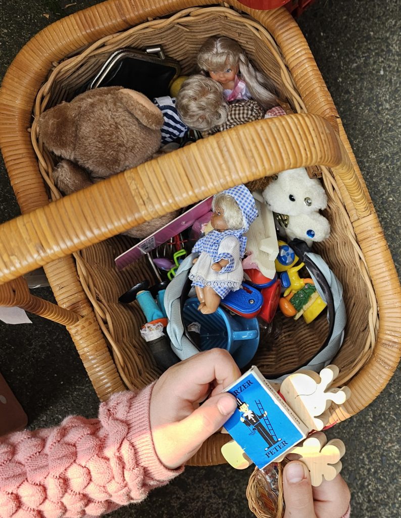 Flohmarkt Kisten wühlen thrifting